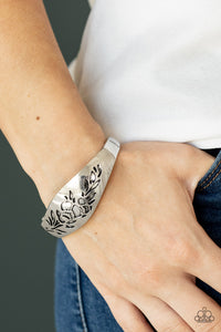 Fond of Florals - Silver - Paparazzi Accessories